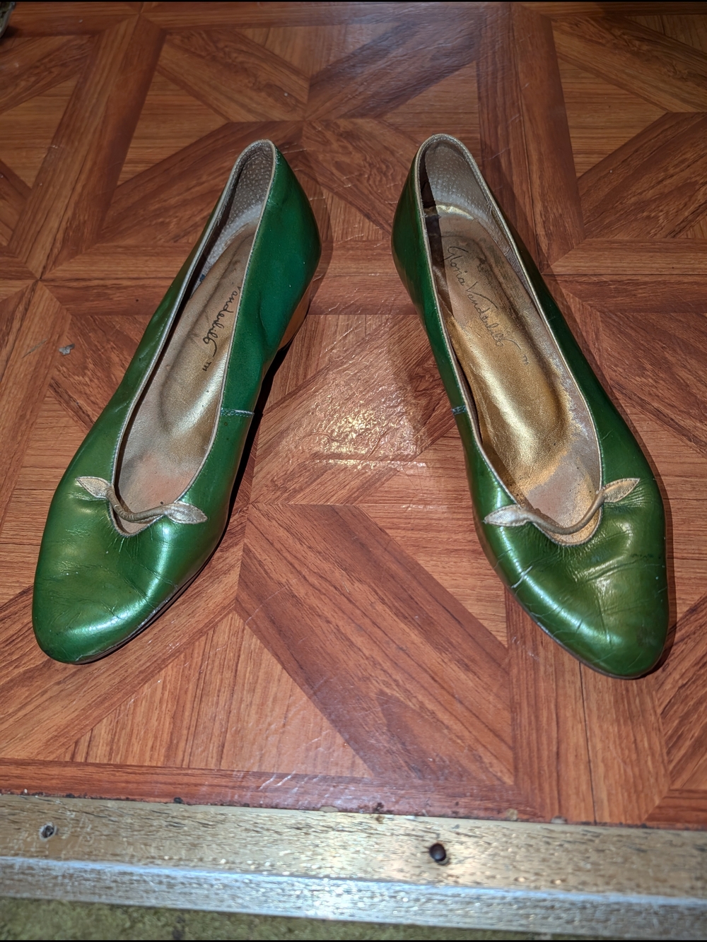 Gloria Vanderbilt Green Leather Ballet Flats with Gold Trim